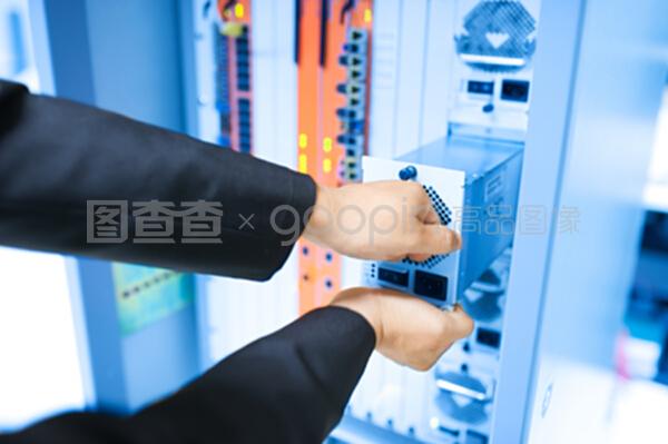 數(shù)據(jù)中心網(wǎng)絡(luò)開關(guān)安裝與維護(hù) 確保高效運(yùn)行的關(guān)鍵步驟